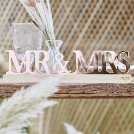 houten standaard met de tekst mr & mrs in rose goud